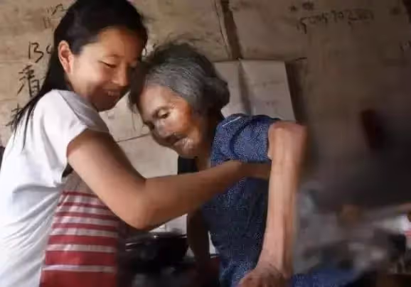老人有三兒兩女竟無處過年,絕望之後,老人卻把繩子搭上房梁