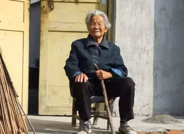 老人有三兒兩女竟無處過年,絕望之後,老人卻把繩子搭上房梁