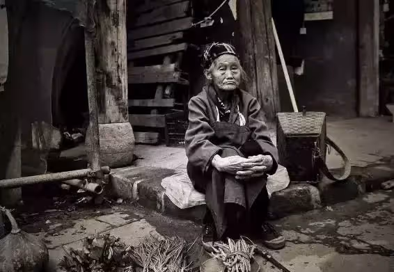 老人有三兒兩女竟無處過年,絕望之後,老人卻把繩子搭上房梁