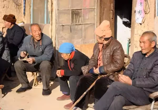 老人有三兒兩女竟無處過年,絕望之後,老人卻把繩子搭上房梁