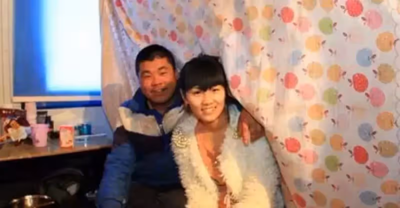 去來城裡工地看丈夫，晚上開門進屋，卻看到另一個男人坐在床上