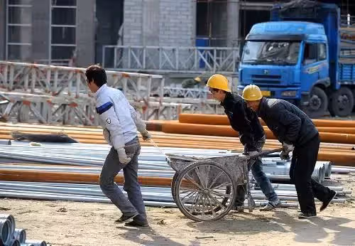 去來城裡工地看丈夫,晚上開門進屋,卻看到另一個男人坐在床上