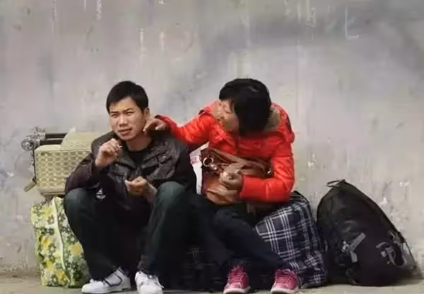 去來城裡工地看丈夫,晚上開門進屋,卻看到另一個男人坐在床上