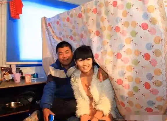 去來城裡工地看丈夫,晚上開門進屋,卻看到另一個男人坐在床上