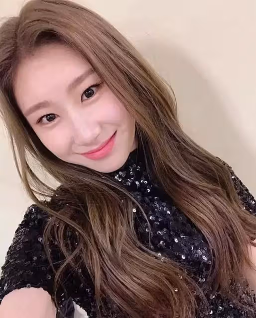 代替Somi緊急出道,後靠顏值圈粉無數,隊友李彩領卻慘遭容貌羞辱