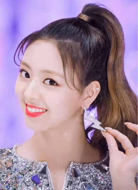 代替Somi緊急出道,後靠顏值圈粉無數,隊友李彩領卻慘遭容貌羞辱
