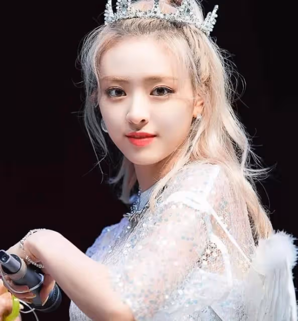 代替Somi緊急出道,後靠顏值圈粉無數,隊友李彩領卻慘遭容貌羞辱