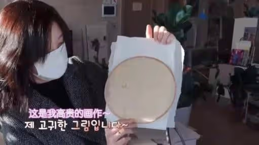代替Somi緊急出道,後靠顏值圈粉無數,隊友李彩領卻慘遭容貌羞辱