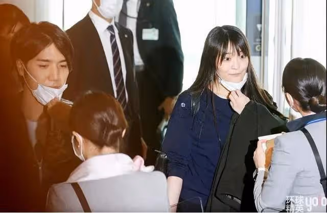 真子抵達紐約，面露笑容瞬間年輕10歲！蝸居小公寓，生活壓力爆棚