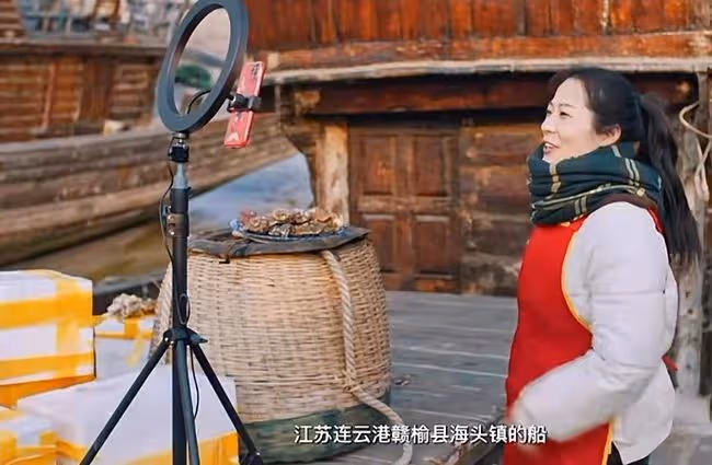 世界冠軍轉行賣海鮮養家,兒子患病丈夫失業,曾欠債30萬家境艱難