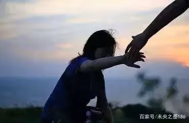 保姆舉動異常！家中「剩飯剩菜」總莫名消失，僱主跟蹤看到一老一少「瞬間淚奔」：從此多了一個家