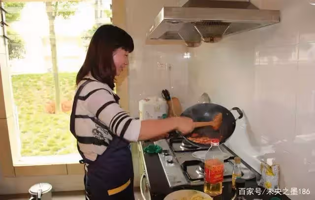 保姆舉動異常！家中「剩飯剩菜」總莫名消失，僱主跟蹤看到一老一少「瞬間淚奔」：從此多了一個家