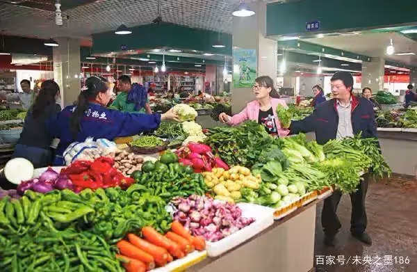 保姆舉動異常！家中「剩飯剩菜」總莫名消失，僱主跟蹤看到一老一少「瞬間淚奔」：從此多了一個家