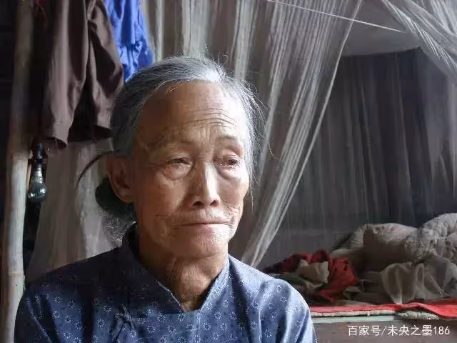 保姆舉動異常！家中「剩飯剩菜」總莫名消失，僱主跟蹤看到一老一少「瞬間淚奔」：從此多了一個家
