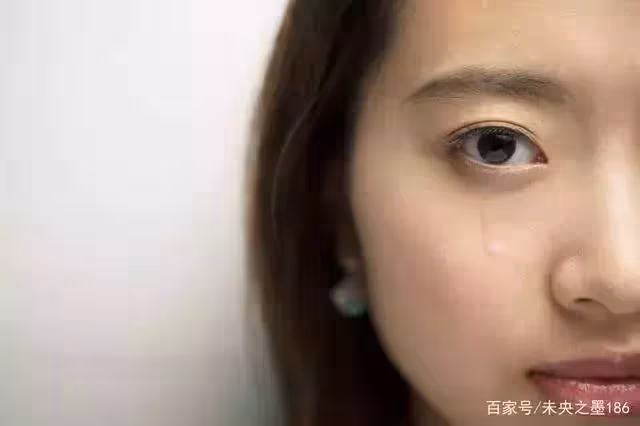 保姆舉動異常!家中「剩飯剩菜」總莫名消失,僱主跟蹤看到一老一少「瞬間淚奔」:從此多了一個家