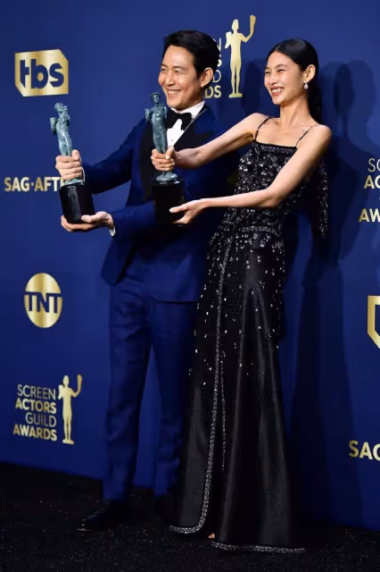 封視帝後遇外媒無禮的問題，李政宰尷尬鄭好娟打臉