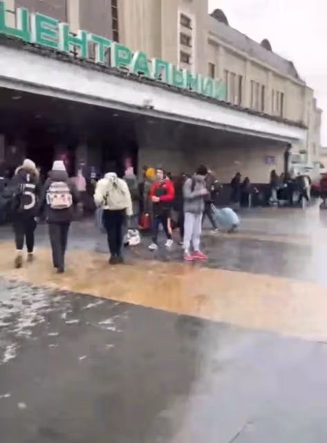 中國演員攜女友撤離烏克蘭！火車免費婦幼優先，現場曝光人群扎堆