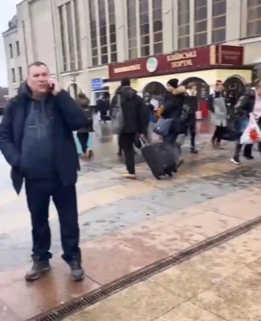 中國演員攜女友撤離烏克蘭！火車免費婦幼優先，現場曝光人群扎堆
