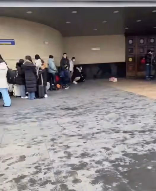 中國演員攜女友撤離烏克蘭！火車免費婦幼優先，現場曝光人群扎堆
