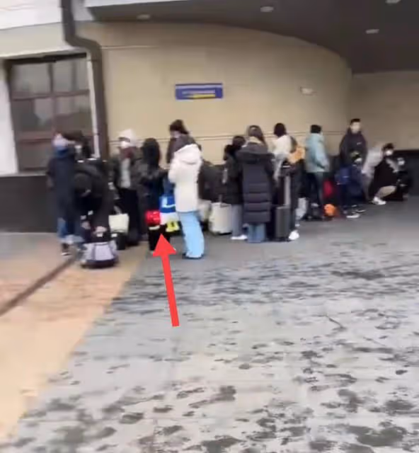 中國演員攜女友撤離烏克蘭！火車免費婦幼優先，現場曝光人群扎堆