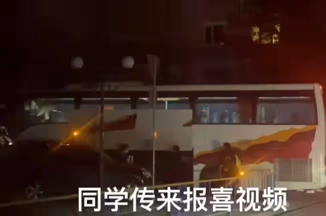 中國演員攜女友撤離烏克蘭！火車免費婦幼優先，現場曝光人群扎堆
