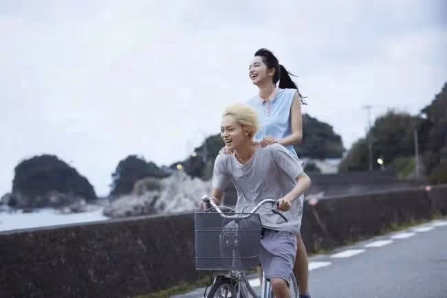 28歲的菅田將暉和25歲的小松菜奈，在官方網站上發表了閃電結婚