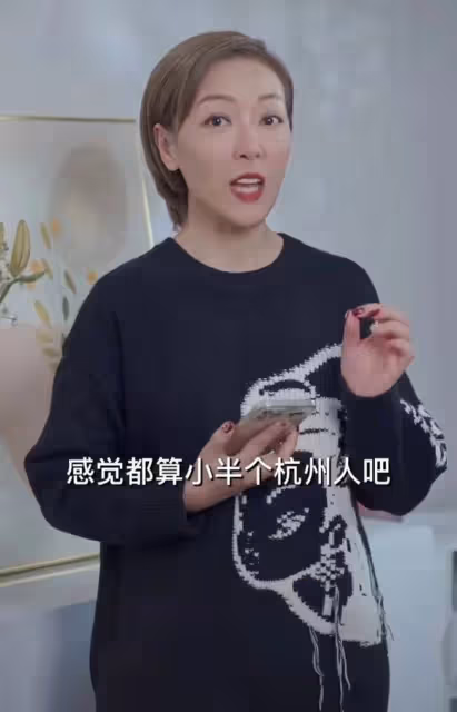 53歲港星定居杭州一周年!獲政府發消費券辦年貨,大讚內地太溫暖