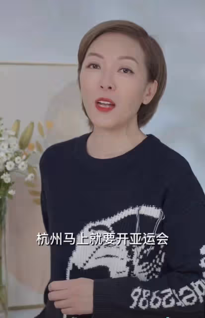 53歲港星定居杭州一周年!獲政府發消費券辦年貨,大讚內地太溫暖