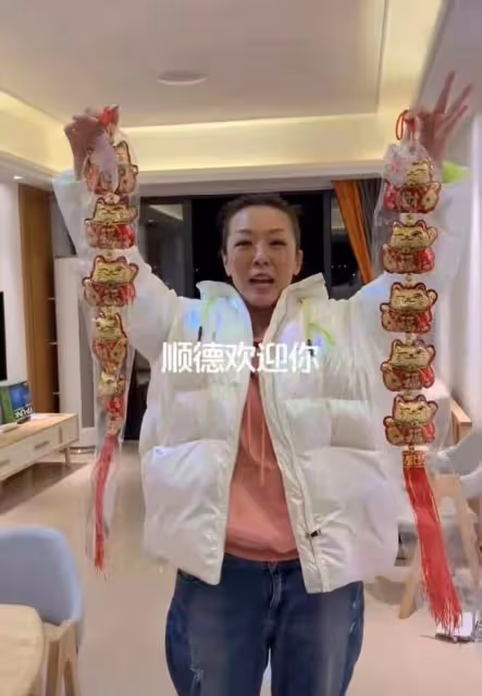 53歲港星定居杭州一周年!獲政府發消費券辦年貨,大讚內地太溫暖