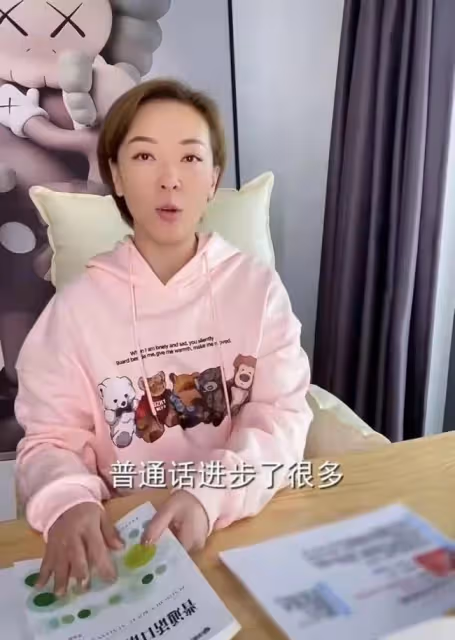 53歲港星定居杭州一周年!獲政府發消費券辦年貨,大讚內地太溫暖