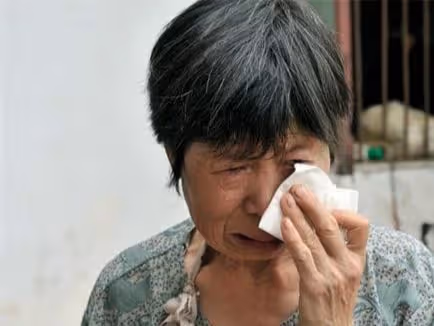 給兒子送錢順便看孫子,兒媳拿剩菜招待,路過兒媳的房間,婆婆蒙