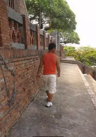 小女孩嫌棄工人爸爸又臭又髒，不曾體諒他的辛苦，沒想到長大後交了男友，竟聽見他在羞辱爸爸....她最後用「一句話」救了爸爸