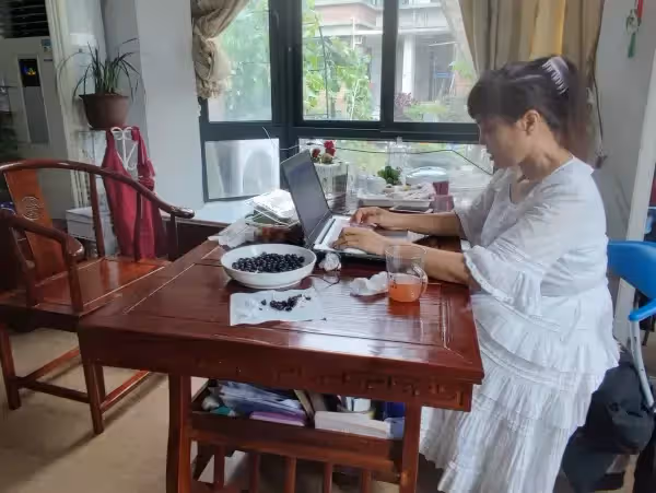 懂得讓自己快樂!55歲阿姨「堅持穿得像少女」:被當異類15年 堅持初心「幫千位身障人士圓夢」