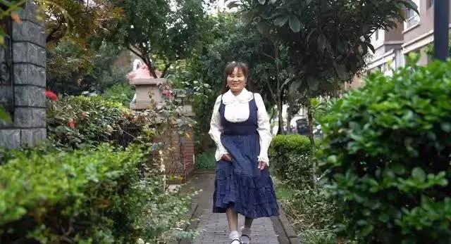 懂得讓自己快樂!55歲阿姨「堅持穿得像少女」:被當異類15年 堅持初心「幫千位身障人士圓夢」