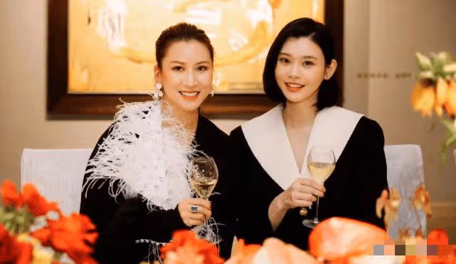 奚夢瑤何猷君罕同框,女方短髮利落貴氣十足,2人結婚2年兒女雙全