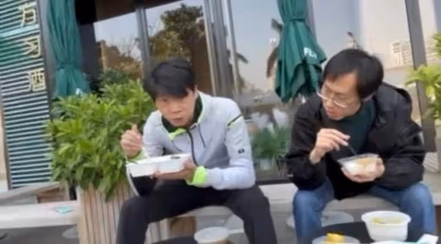 萬梓良疑患痴呆,蹲路邊吃盒飯語無倫次,莫名狂笑精神狀態遭吐槽