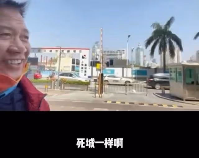萬梓良疑患痴呆,蹲路邊吃盒飯語無倫次,莫名狂笑精神狀態遭吐槽