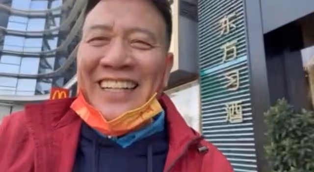 萬梓良疑患痴呆,蹲路邊吃盒飯語無倫次,莫名狂笑精神狀態遭吐槽