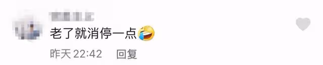 萬梓良疑患痴呆,蹲路邊吃盒飯語無倫次,莫名狂笑精神狀態遭吐槽