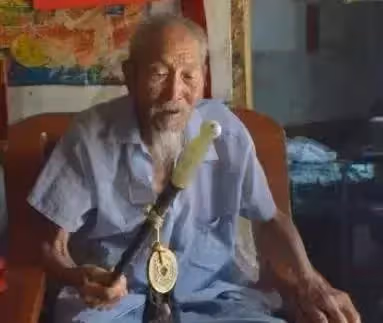 離婚七年後,我故意開豪車去前妻家炫耀,老人說:她死了七年了