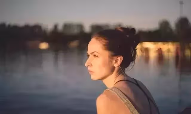 老公讓我辭掉工作給他姐帶孩子,我反對他說我沒人性,我摔了碗筷