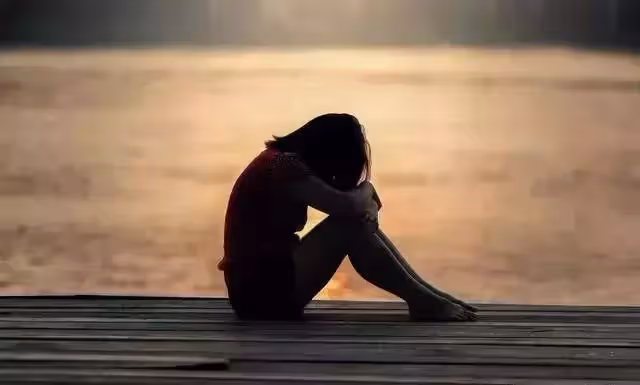 老公讓我辭掉工作給他姐帶孩子,我反對他說我沒人性,我摔了碗筷