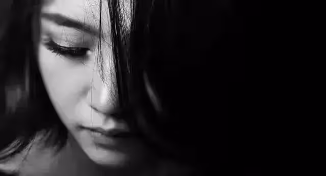 老公讓我辭掉工作給他姐帶孩子,我反對他說我沒人性,我摔了碗筷