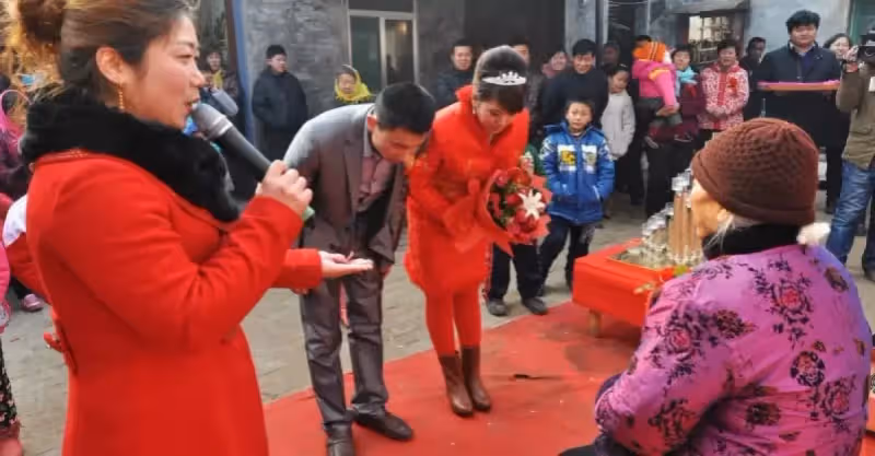媽媽是乞丐，女兒不讓媽媽來參加婚禮，沒想到媽媽穿金戴銀的來了，女兒蒙了！