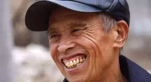 六旬老人走訪寡婦,進門卻發現寡婦眼神連變,撒腿就跑救寡婦一命