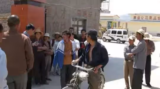 六旬老人走訪寡婦,進門卻發現寡婦眼神連變,撒腿就跑救寡婦一命
