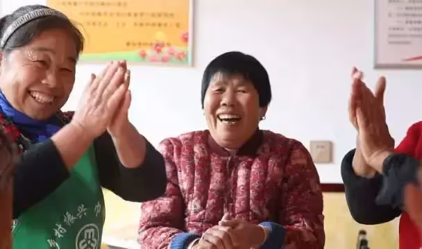 六旬老人走訪寡婦,進門卻發現寡婦眼神連變,撒腿就跑救寡婦一命