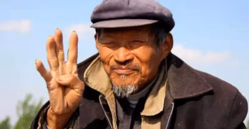 兒媳嫌棄老爹是農民工，吃飯卻不讓上桌，老人怒將存款丟在門口