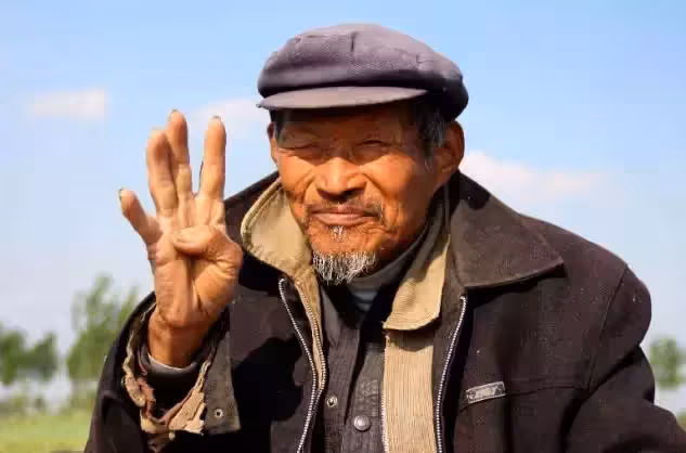 兒媳嫌棄老爹是農民工,吃飯卻不讓上桌,老人怒將存款丟在門口