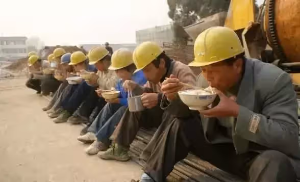 兒媳嫌棄老爹是農民工,吃飯卻不讓上桌,老人怒將存款丟在門口